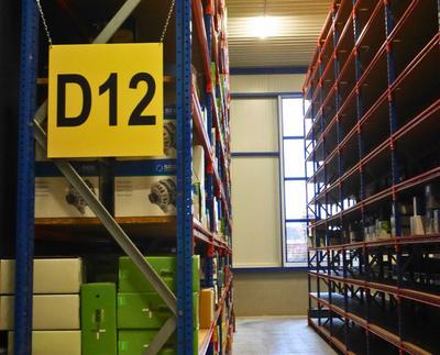 Gang im Lager mit Standorttafel aus laminiertem Vinyl